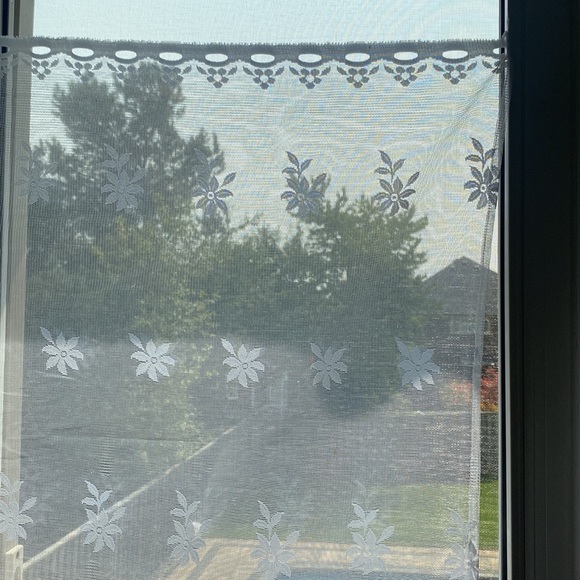 Lovely Patterned White Lace Courtains - Picture 2 of 3